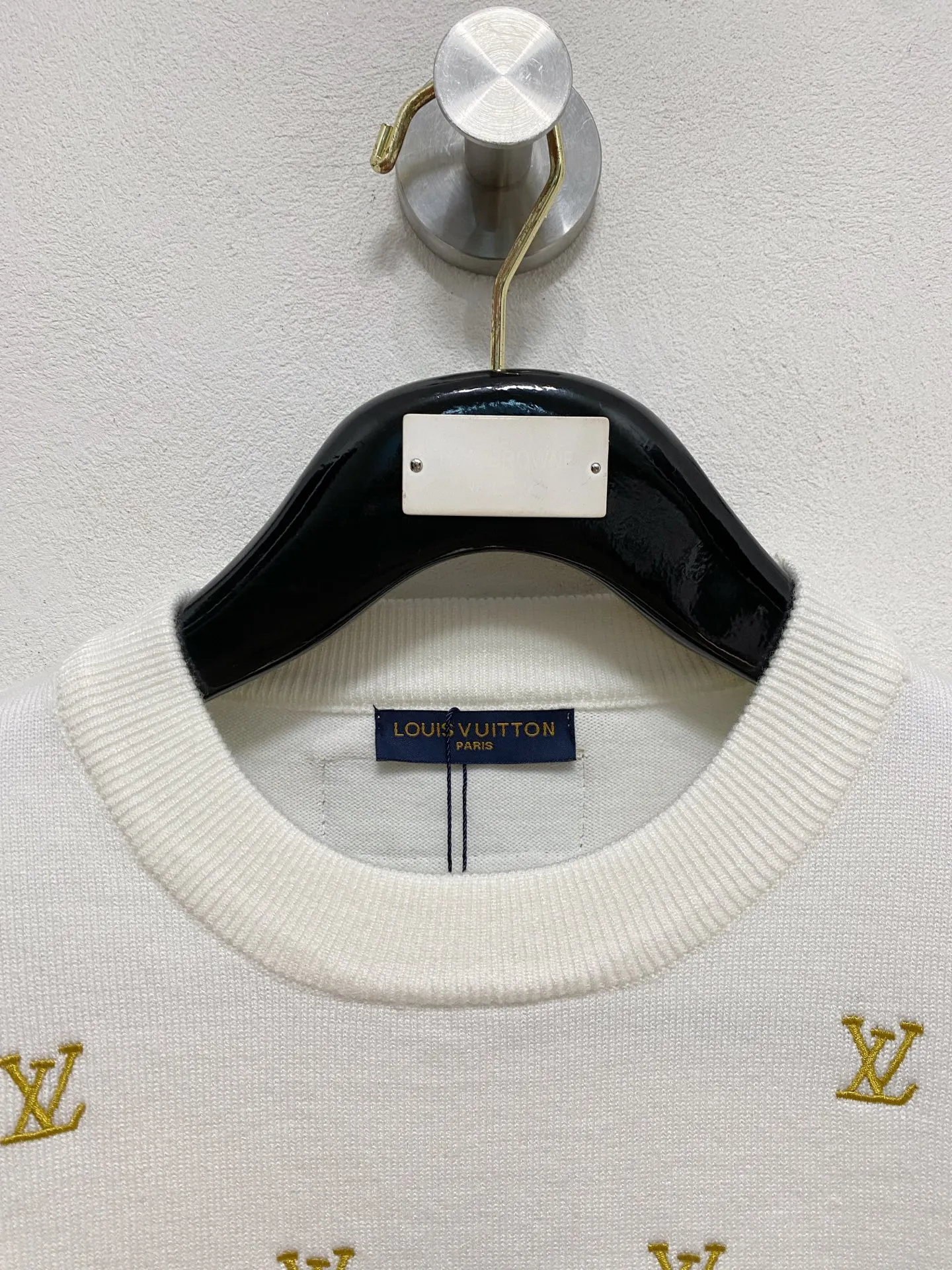 🅿️440 LV 2025 new wool blended round neck long sleeve sweater cardigan bottoming sweater, high-end version! The custom-made fabrics at the counter are highly breathable and comfortable, with impeccable details and brand element design concepts, reflecting high quality. It feels delicate and soft! It presents a casual cut and the upper body shape is great! 🐉Code size: M-3XL